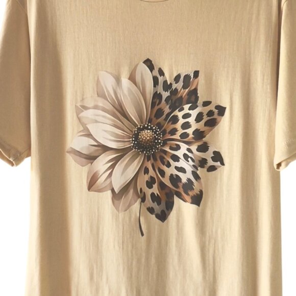 Leopard Petal Flower Graphic Tee Size L Creamy Beige Cotton Top Zuni Sportswear - Picture 2 of 7